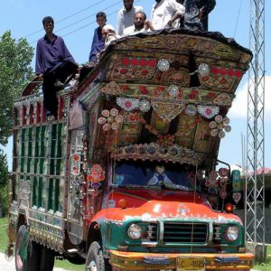 zdjęcie przedstawiające hindusów na samochodzie