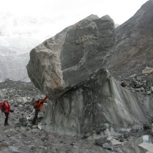 zdjęcie przedstawiające alpinistów podczas wyprawy