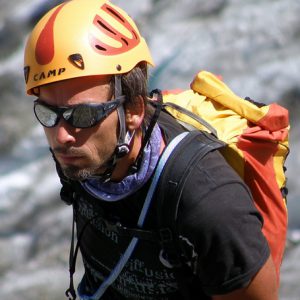 zdjęcie przedstawiające alpinistę podczas wyprawy