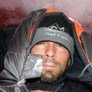 zdjęcie przedstawiające alpinistę podczas odpoczynku