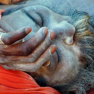 zdjęcie przedstawiające mnicha podczas snu