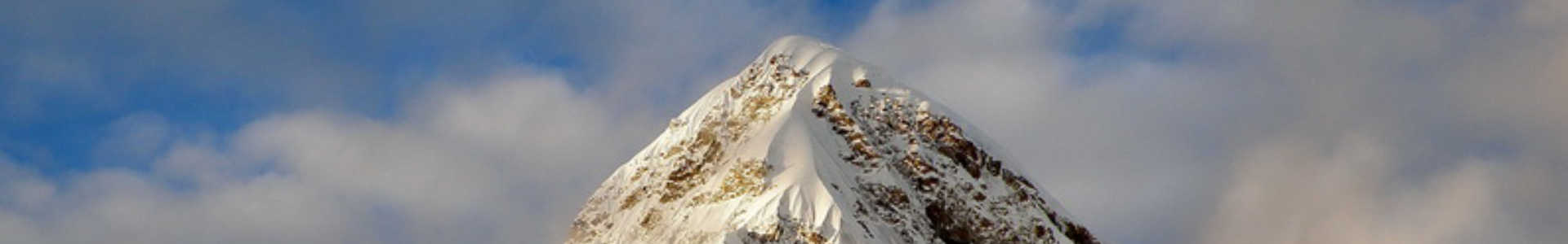 zdjęcie przedstawiające wysoki szczyt górski